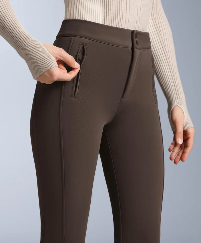 Wasserabweisende Stretch-Skihose mit ausgestelltem Bein Wasserabweisende Stretch-Skihose mit ausgestelltem Bein