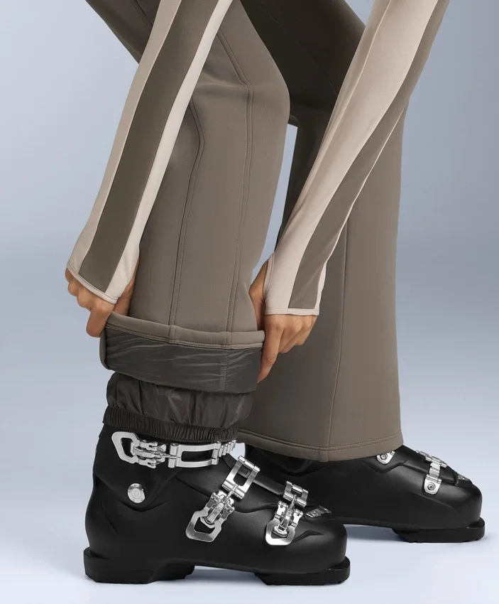 Wasserabweisende Stretch-Skihose mit ausgestelltem Bein Wasserabweisende Stretch-Skihose mit ausgestelltem Bein