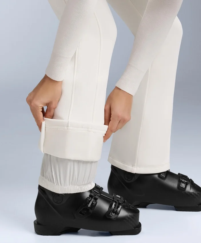 Wasserabweisende Stretch-Skihose mit ausgestelltem Bein Wasserabweisende Stretch-Skihose mit ausgestelltem Bein