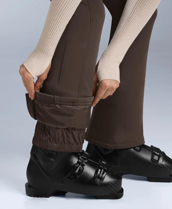 Wasserabweisende Stretch-Skihose mit ausgestelltem Bein Wasserabweisende Stretch-Skihose mit ausgestelltem Bein