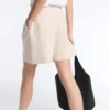 Weit geschnittene, gestreifte Bermudashorts mit Falten
