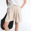 Weit geschnittene, gestreifte Bermudashorts mit Falten