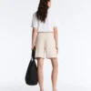 Weit geschnittene, gestreifte Bermudashorts mit Falten