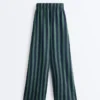 Weit geschnittene, gestreifte Hose aus Baumwollmischung Weit geschnittene, gestreifte Hose aus Baumwollmischung
