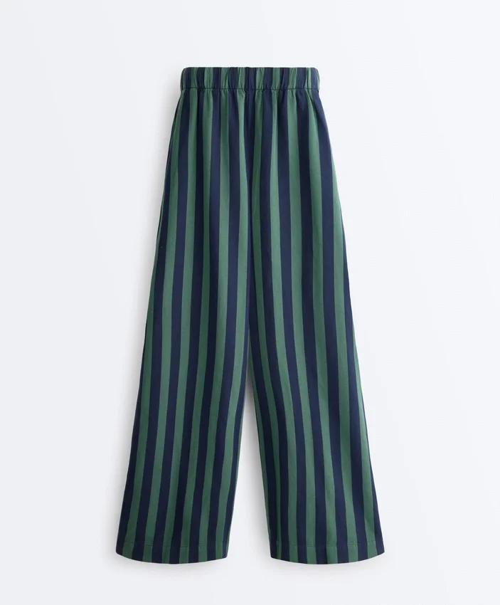 Weit geschnittene, gestreifte Hose aus Baumwollmischung Weit geschnittene, gestreifte Hose aus Baumwollmischung