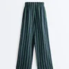 Weit geschnittene, gestreifte Hose aus Baumwollmischung Weit geschnittene, gestreifte Hose aus Baumwollmischung
