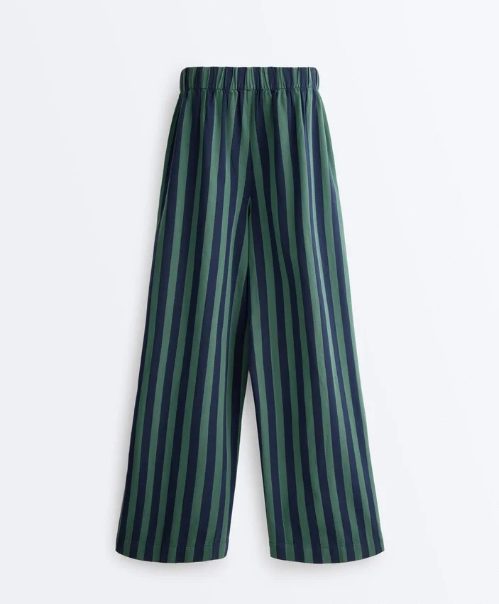 Weit geschnittene, gestreifte Hose aus Baumwollmischung Weit geschnittene, gestreifte Hose aus Baumwollmischung