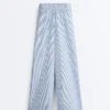 Weit geschnittene, gestreifte Hose aus Baumwollmischung Weit geschnittene, gestreifte Hose aus Baumwollmischung