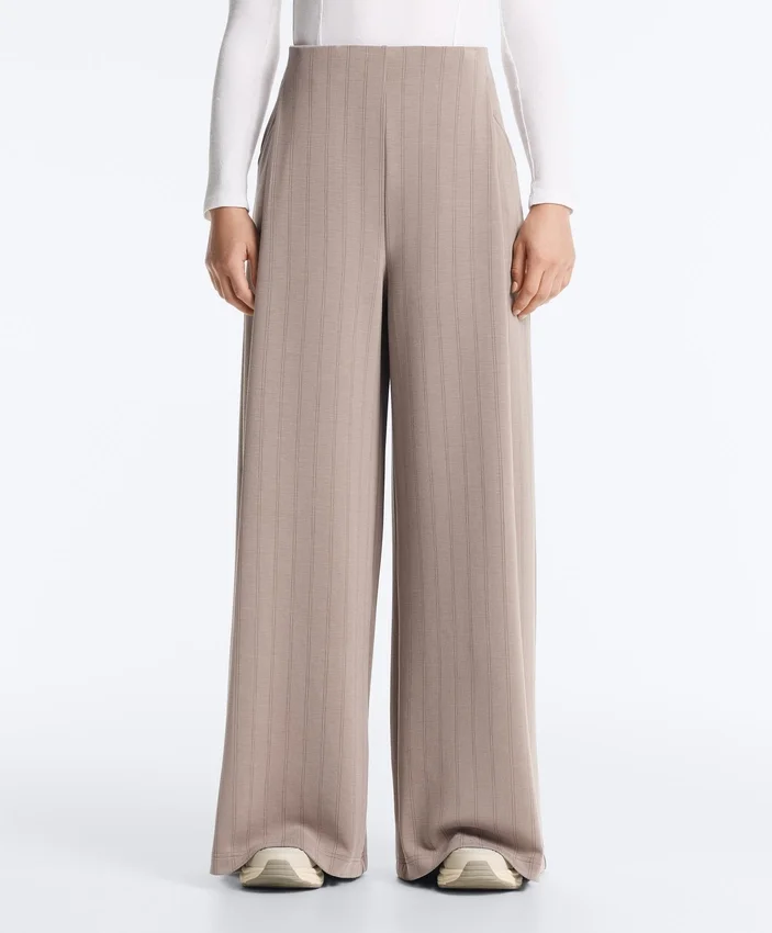 Weit geschnittene, gestreifte Hose aus Soft Touch-Modal Weit geschnittene, gestreifte Hose aus Soft Touch-Modal