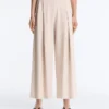 Weit geschnittene kurze Hose mit Falten und Streifen Weit geschnittene kurze Hose mit Falten und Streifen