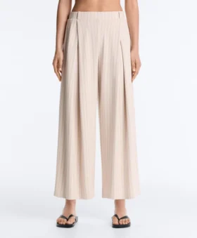Weit geschnittene kurze Hose mit Falten und Streifen