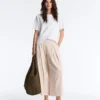 Weit geschnittene kurze Hose mit Falten und Streifen Weit geschnittene kurze Hose mit Falten und Streifen