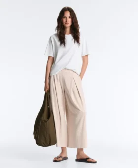 Weit geschnittene kurze Hose mit Falten und Streifen