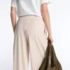 Weit geschnittene kurze Hose mit Falten und Streifen Weit geschnittene kurze Hose mit Falten und Streifen