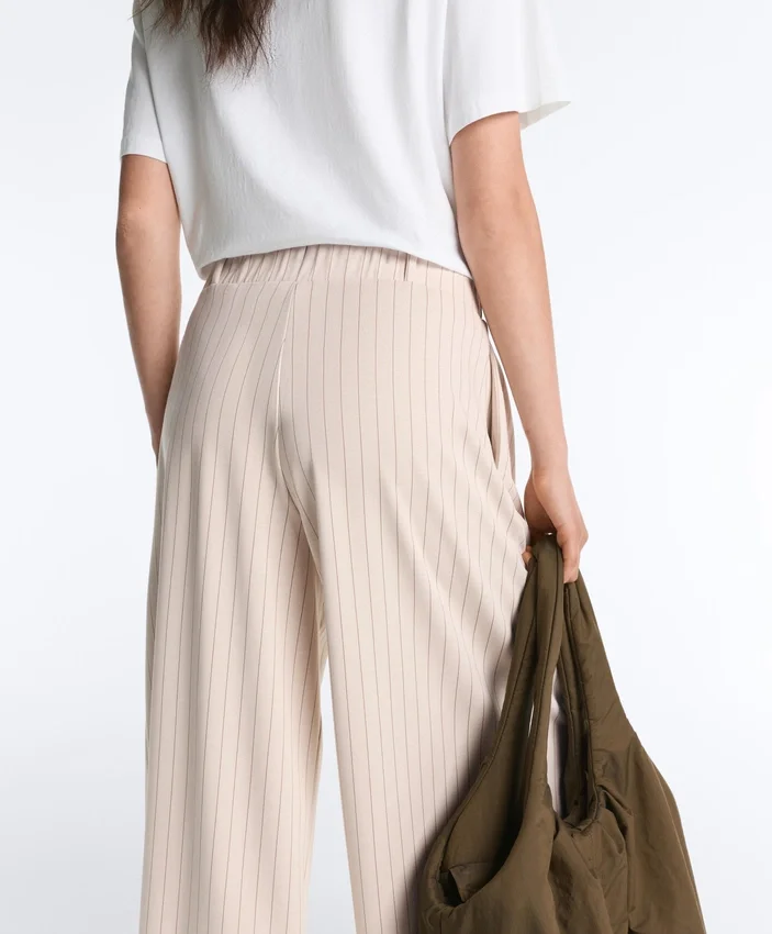 Weit geschnittene kurze Hose mit Falten und Streifen Weit geschnittene kurze Hose mit Falten und Streifen
