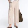 Weit geschnittene kurze Hose mit Falten und Streifen Weit geschnittene kurze Hose mit Falten und Streifen