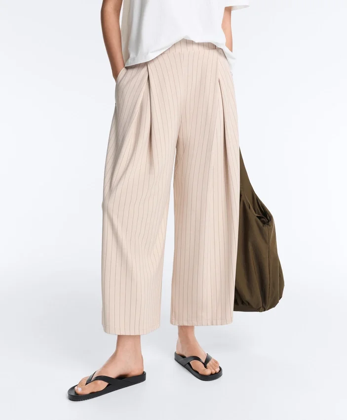 Weit geschnittene kurze Hose mit Falten und Streifen Weit geschnittene kurze Hose mit Falten und Streifen