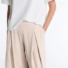 Weit geschnittene kurze Hose mit Falten und Streifen Weit geschnittene kurze Hose mit Falten und Streifen