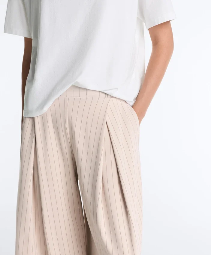 Weit geschnittene kurze Hose mit Falten und Streifen Weit geschnittene kurze Hose mit Falten und Streifen