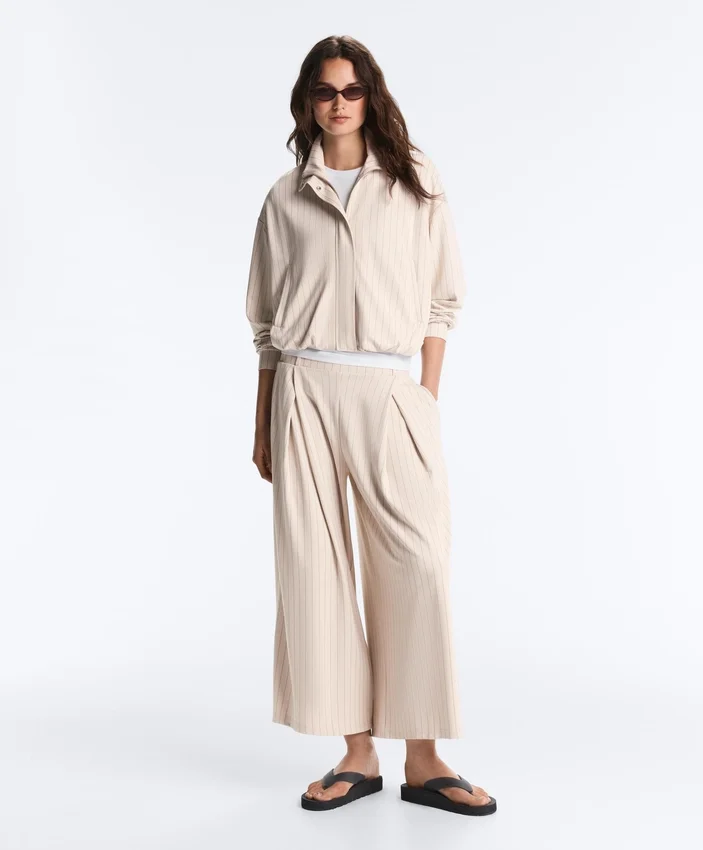 Weit geschnittene kurze Hose mit Falten und Streifen Weit geschnittene kurze Hose mit Falten und Streifen