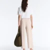 Weit geschnittene kurze Hose mit Falten und Streifen Weit geschnittene kurze Hose mit Falten und Streifen