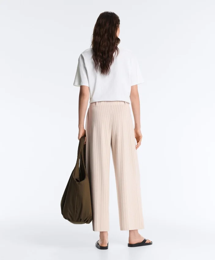 Weit geschnittene kurze Hose mit Falten und Streifen Weit geschnittene kurze Hose mit Falten und Streifen