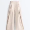 Weit geschnittene kurze Hose mit Falten und Streifen Weit geschnittene kurze Hose mit Falten und Streifen