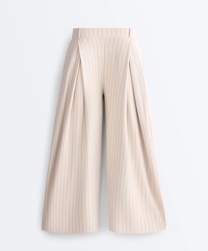 Weit geschnittene kurze Hose mit Falten und Streifen Weit geschnittene kurze Hose mit Falten und Streifen