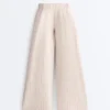 Weit geschnittene kurze Hose mit Falten und Streifen Weit geschnittene kurze Hose mit Falten und Streifen