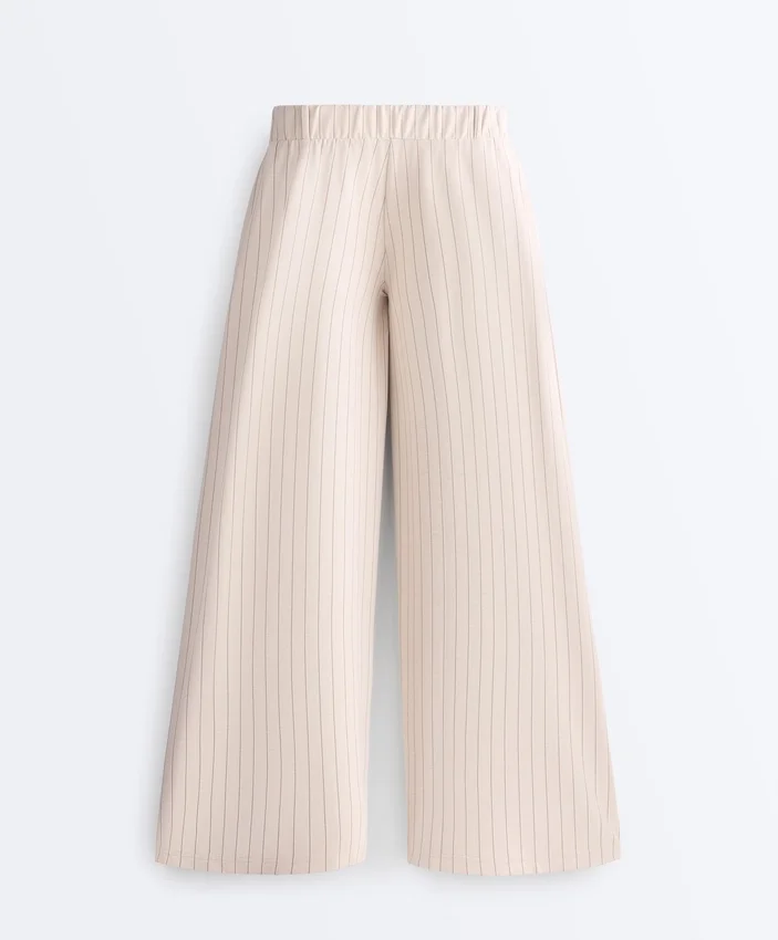 Weit geschnittene kurze Hose mit Falten und Streifen Weit geschnittene kurze Hose mit Falten und Streifen