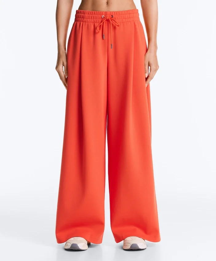 Weit geschnittene Piqué-Baumwoll-Hose mit Falten Weit geschnittene Piqué-Baumwoll-Hose mit Falten