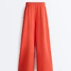 Weit geschnittene Piqué-Baumwoll-Hose mit Falten Weit geschnittene Piqué-Baumwoll-Hose mit Falten