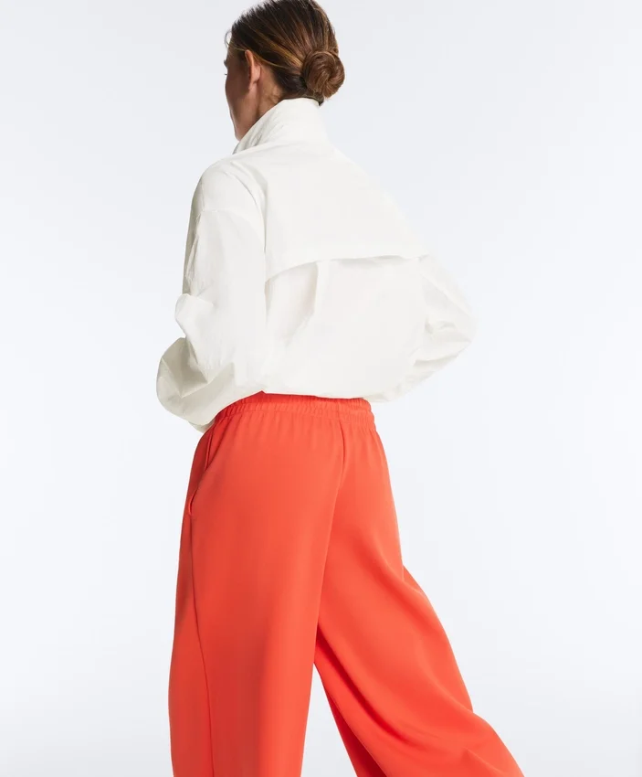 Weit geschnittene Piqué-Baumwoll-Hose mit Falten Weit geschnittene Piqué-Baumwoll-Hose mit Falten
