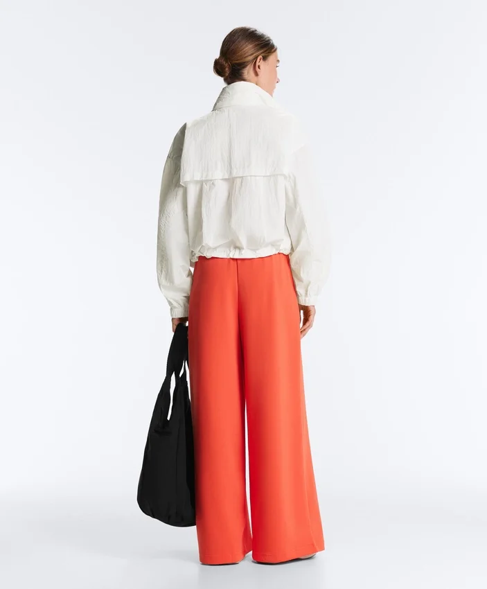Weit geschnittene Piqué-Baumwoll-Hose mit Falten Weit geschnittene Piqué-Baumwoll-Hose mit Falten