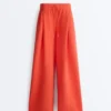 Weit geschnittene Piqué-Baumwoll-Hose mit Falten Weit geschnittene Piqué-Baumwoll-Hose mit Falten