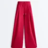 Weit geschnittene Piqué-Hose mit Bundfalten aus Baumwolle Weit geschnittene Piqué-Hose mit Bundfalten aus Baumwolle
