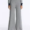 Weite Strickhose mit diagonalen Streifen