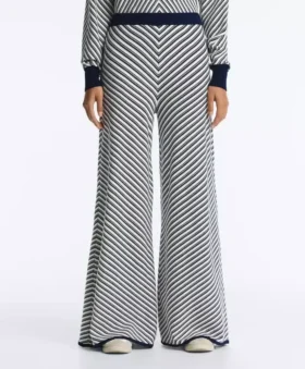 Weite Strickhose mit diagonalen Streifen