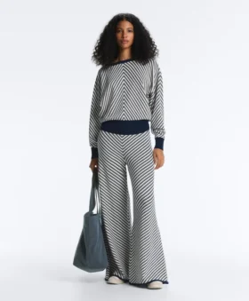 Weite Strickhose mit diagonalen Streifen