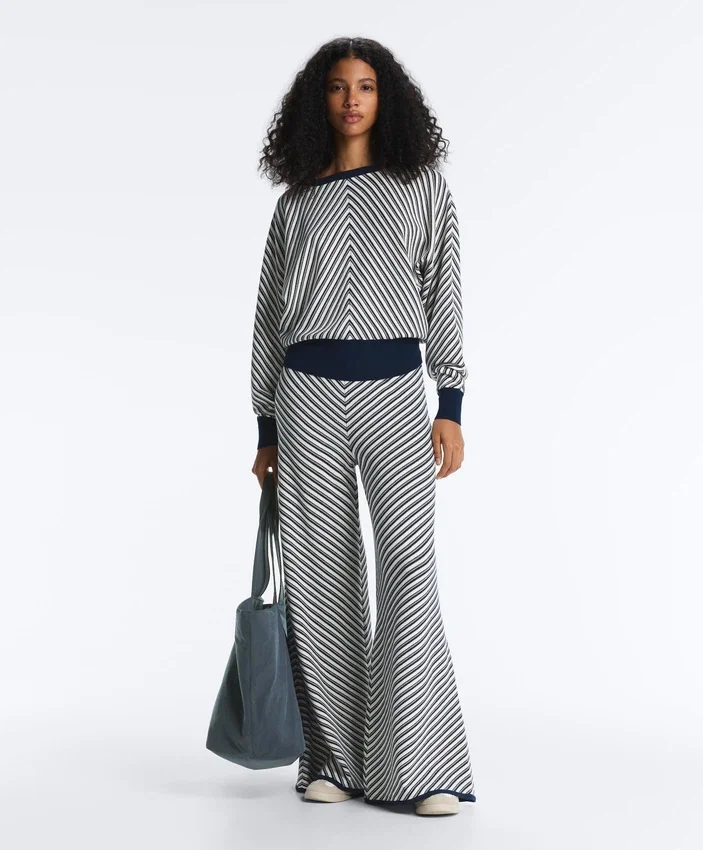 Strickpullover mit diagonalen Streifen Strickpullover mit diagonalen Streifen