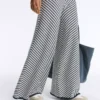 Weite Strickhose mit diagonalen Streifen