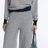 Weite Strickhose mit diagonalen Streifen