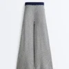 Weite Strickhose mit diagonalen Streifen
