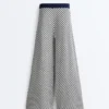 Weite Strickhose mit diagonalen Streifen